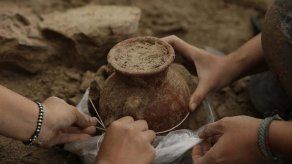 Arqueólogos salvadoreños hallan vasijas prehispánicas en suroeste del país