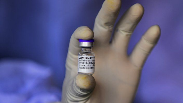 De acuerdo con datos de consultoras del sector, en 2022 se prevé que Pfizer, que comparte beneficios con la alemana BioNTech, ingrese 56.000 millones de dólares por la venta de su vacuna, mientras que Moderna ganaría unos 30.000 millones. De acuerdo con datos de consultoras del sector, en 2022 se prevé que Pfizer, que comparte beneficios con la alemana BioNTech, ingrese 56.000 millones de dólares por la venta de su vacuna, mientras que Moderna ganaría unos 30.000 millones.