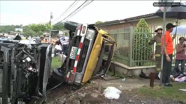 Cinco personas heridas, 2 estaban atrapadas, en accidente en P. Lefevre