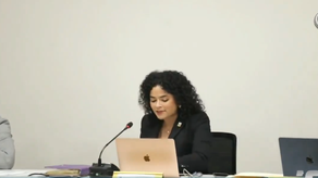 Alcaldesa Irma Hernández responde a cuestionamientos durante sesión del consejo municipal.