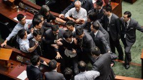 Dos diputados independentistas entran por la fuerza en el Parlamento de Hong Kong