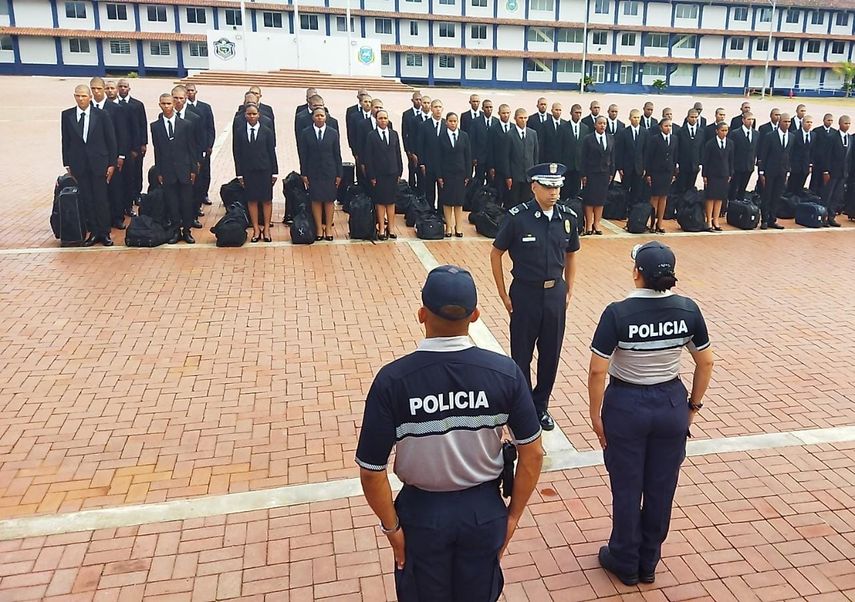 Jóvenes integrantes a la Policía Nacional.
