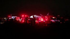 Un muerto y 20 heridos al estrellarse en prueba avión destinado a museo en Sudáfrica