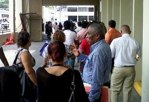 Denuncian incomodidades y largas filas en Migración