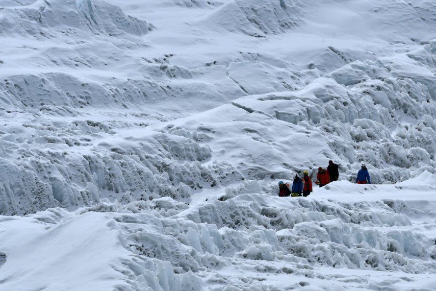 Unos 150 escaladores hacen cima en el Everest a pesar del brote de COVID-19