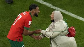 Al Thumama luego que Marruecos doblegó 1-0 a Portugal. El volante marroquí Sofiane Boufal se puso a bailar con su madre en el césped.