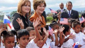 Laura Bush comparte con estudiantes panameños