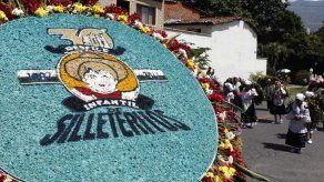 Miles de niños pintan de colores a Medellín desfilando con arreglos florales
