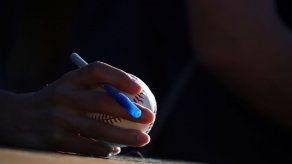 Padre jugaba a la pelota con hijo