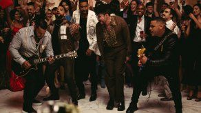 AME6799. SAN JUAN (PUERTO RICO), 04/08/2021.- Fotografía cedida este miércoles por Eric Rojas donde aparece el grupo Aventura junto al cantante Bad Bunny (c2), durante la grabación del video de su canción Volví. El grupo Aventura, que creó un nuevo estilo de bachata y la colocó en los primeros lugares de las listas de éxitos internacionales, y Bad Bunny colocaron su canción conjunta Volví, estrenada este lunes, en la primera posición de la lista de Apple Music global, por delante de importantes artistas de habla inglesa como Billie Eilish y Drake. EFE/ Eric Rojas / SOLO USO EDITORIAL/ SOLO DISPONIBLE PARA ILUSTRAR LA NOTICIA QUE ACOMPAÑA (CRÉDITO OBLIGATORIO)