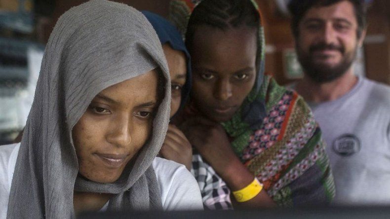 Llegan a España 60 migrantes rechazados por Italia y Malta