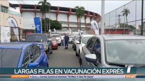 Se registraron largas filas de autos para vacunación con AstraZeneca en el Rommel Fernández