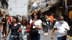 Los israelíes ya no estarán obligados a usar mascarilla al aire libre, mientras el país prosigue con una reapertura casi completa.