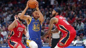 Curry guía a Warriors a su 1er triunfo