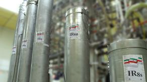 La resolución insta a Irán a cooperar con el OIEA, y se centra en la cuestión de los restos de uranio enriquecido hallados, según un informe publicado en mayo por el organismo, en tres emplazamientos no declarados del país.