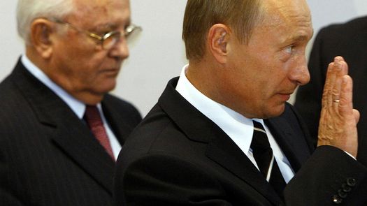 Adelante Vladimir Putin y atrás Mijaíl Gorbachov.