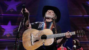 Publican libro  108 Rock Star Guitars