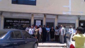 Abogados de Colón protestan por destitución de notaria