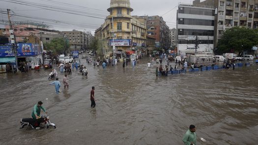 Las lluvias también inundaron muchas zonas de Pakistán, interrumpiendo el tráfico normal.