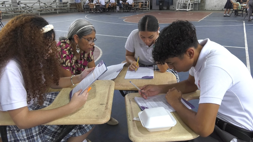 Docente atendiendo a estudiantes tras reinicio de clases por el MEDUCA