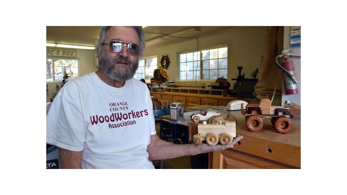 Como carpinteros de Santa Claus, ancianos fabrican juguetes para donarlos