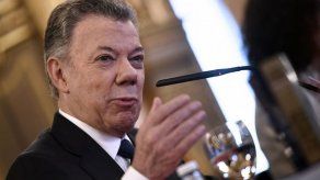 Santos pide cumplir a miembros FARC que siguen la paz y reprimir a desertores