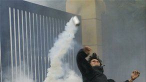 Policías frenan protestas estudiantiles en Chile