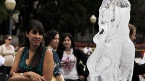 Estatuas de hielo para concienciar sobre cáncer de piel en Buenos Aires