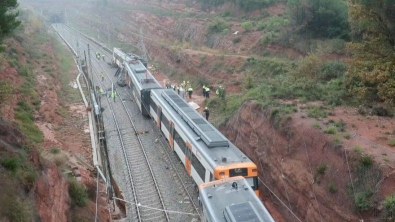 Un muerto y 44 heridos al descarrilar un tren en España