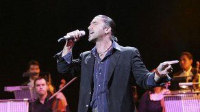 ¿Cómo consigue ponerse Alejandro Fernández sus ajustados trajes de charro?