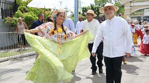 Damaris Vásquez, abanderada de la delegación del Ministerio de Cultura que participó del Desfile Nuestras Polleras.