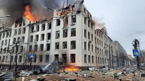 Bomberos extinguiendo un incendio en el edificio del departamento de policía regional de Kharkiv.
