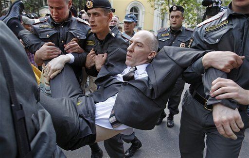 Rusia: Arrestan manifestantes en pro y contra derechos de gays