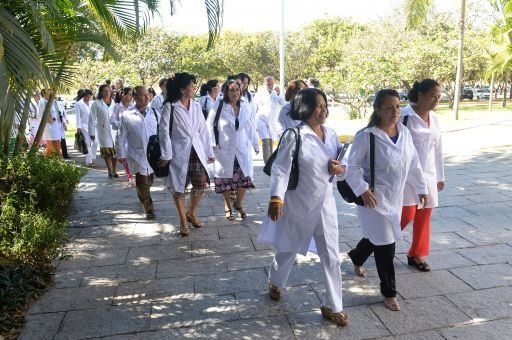 Primeros médicos extranjeros asumen sus puestos en Brasil