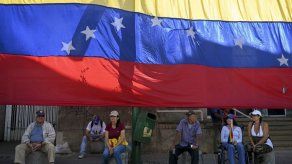 Guaidó llama a las calles frente a represalias de Maduro tras rebelión