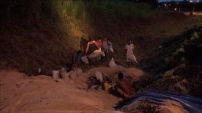 Camión cargado de maíz se vuelca en Vía Interamericana