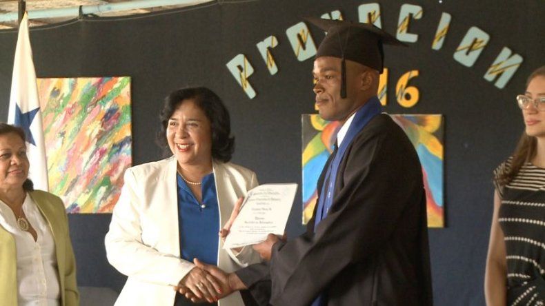 16 privados de libertad de El Renacer se gradúan de educación pre-media y media