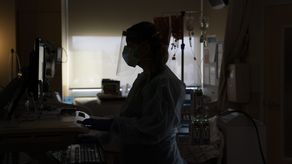 En Estados Unidos algunos hospitales han limitado el ingreso al público por el acoso de la población.