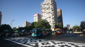 Las obras de artistas callejeros brotan en Santiago de Chile