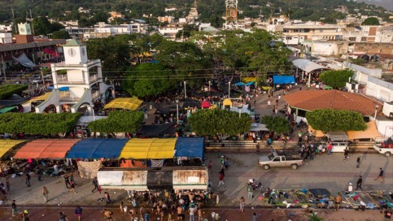 Policía de México bloquea paso a caravana de migrantes