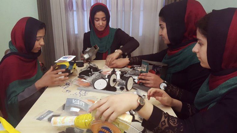 Niñas afganas podrán ir a concurso de robótica en EEUU