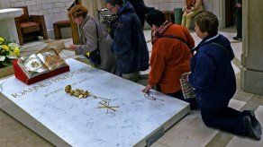 Los fieles visitan ya las tumbas de los santos Juan Pablo II y Juan XXIII
