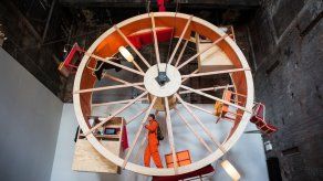 Dos artistas viven diez días en una gigantesca rueda de hámster en Nueva York