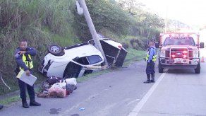 Auto choca con poste y se vuelca en vía Centenario