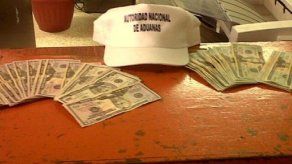Aduanas retiene pasajero con dinero sin declarar