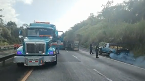 Camión se voltea en vía Centenario y provoca un gran tráfico