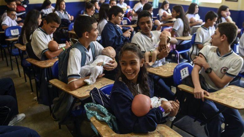 Con bebés robots buscan frenar los embarazos adolescentes en Colombia