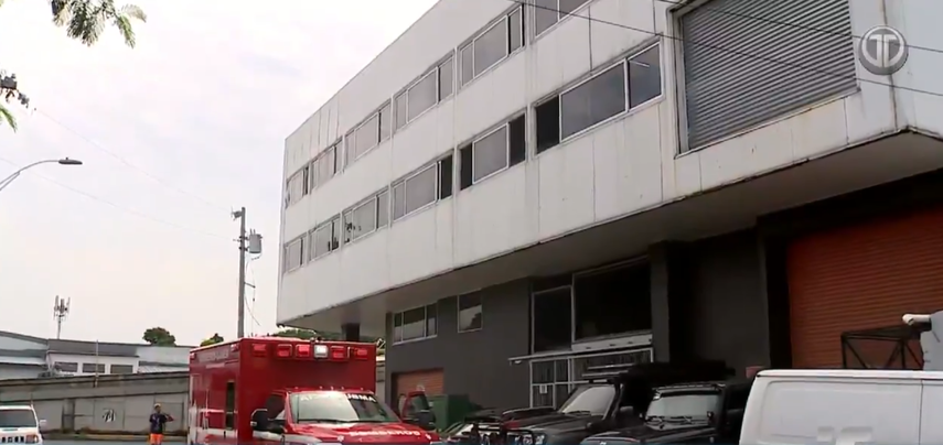 Rescatan a trabajador atrapado en un elevador en edificio de Parque Lefevre.