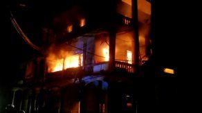 Más de 15 familias damnificadas tras incendio de un edificio en Colón