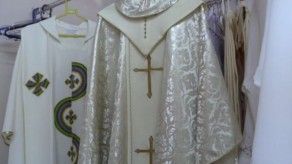 Motivos tribales para vestir al papa Francisco en África Motivos tribales para vestir al papa Francisco en África